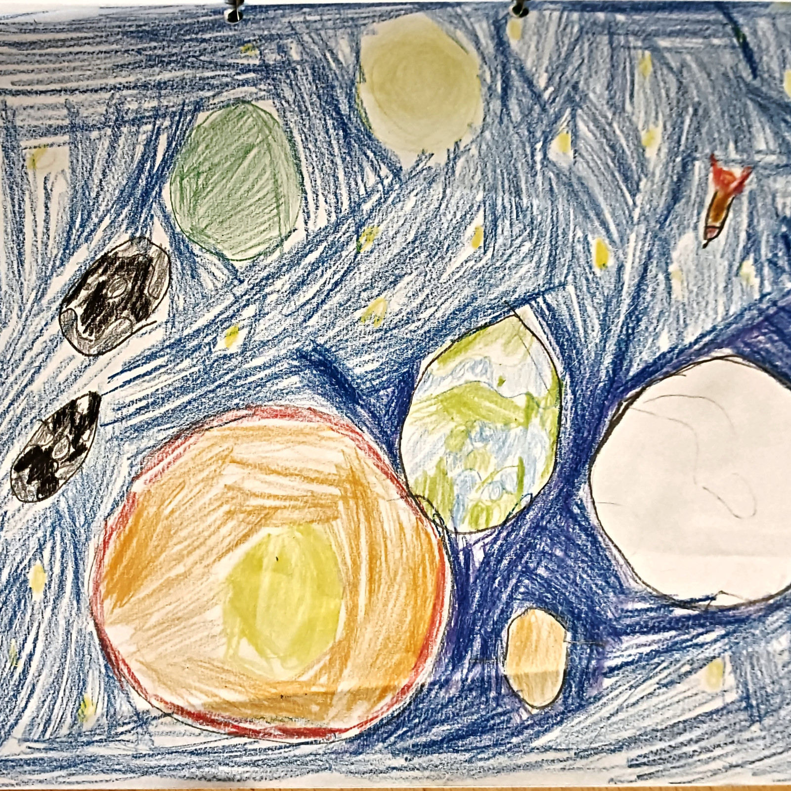 Kinderzeichnung des Sonnensystems mit bunten Planeten und Sternen auf blauem Hintergrund.