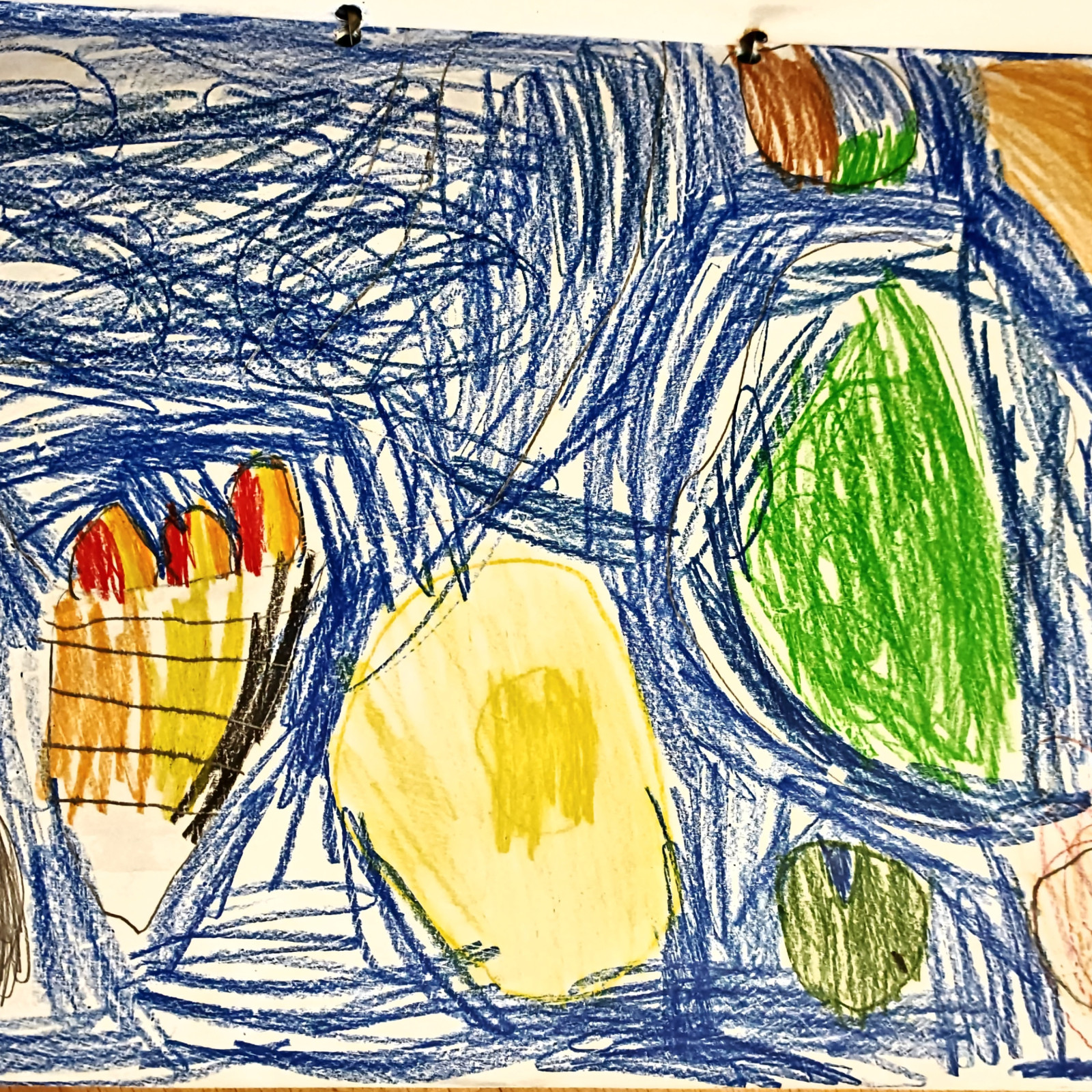 Kinderzeichnung mit blauen Linien, Kreisen in Grün, Gelb, Braun und anderen Farben.