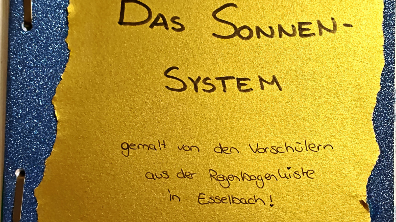 Titelblatt einer Mappe mit der Aufschrift 'Das Sonnensystem', gestaltet von Vorschülern.