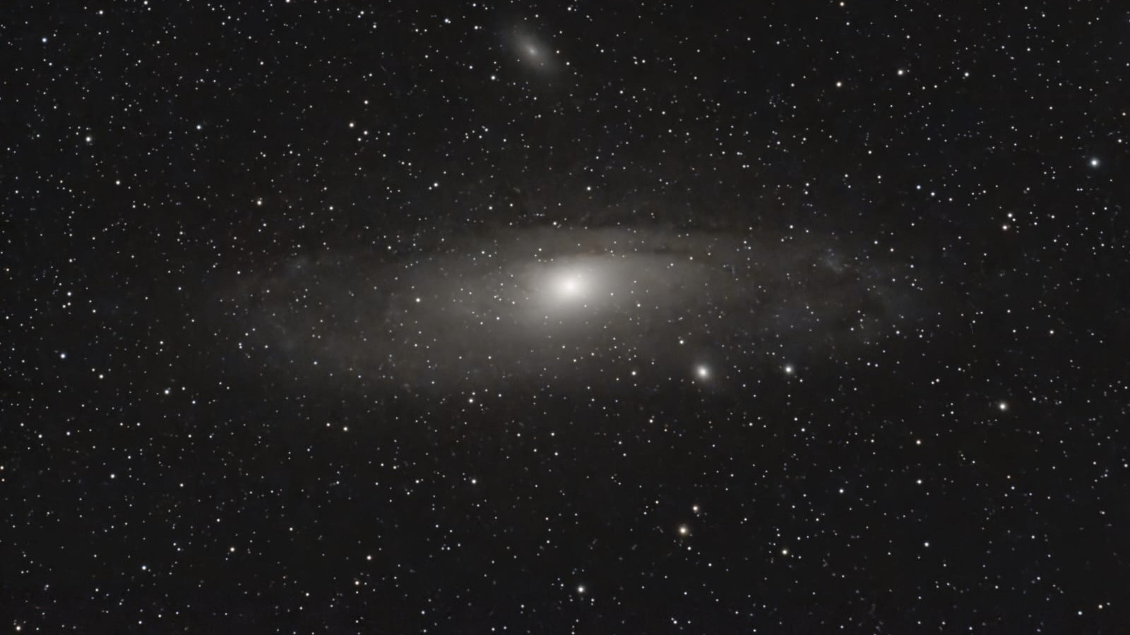 Bild der Andromeda-Galaxie von unzähligen Sternen umgeben am Nachthimmel.