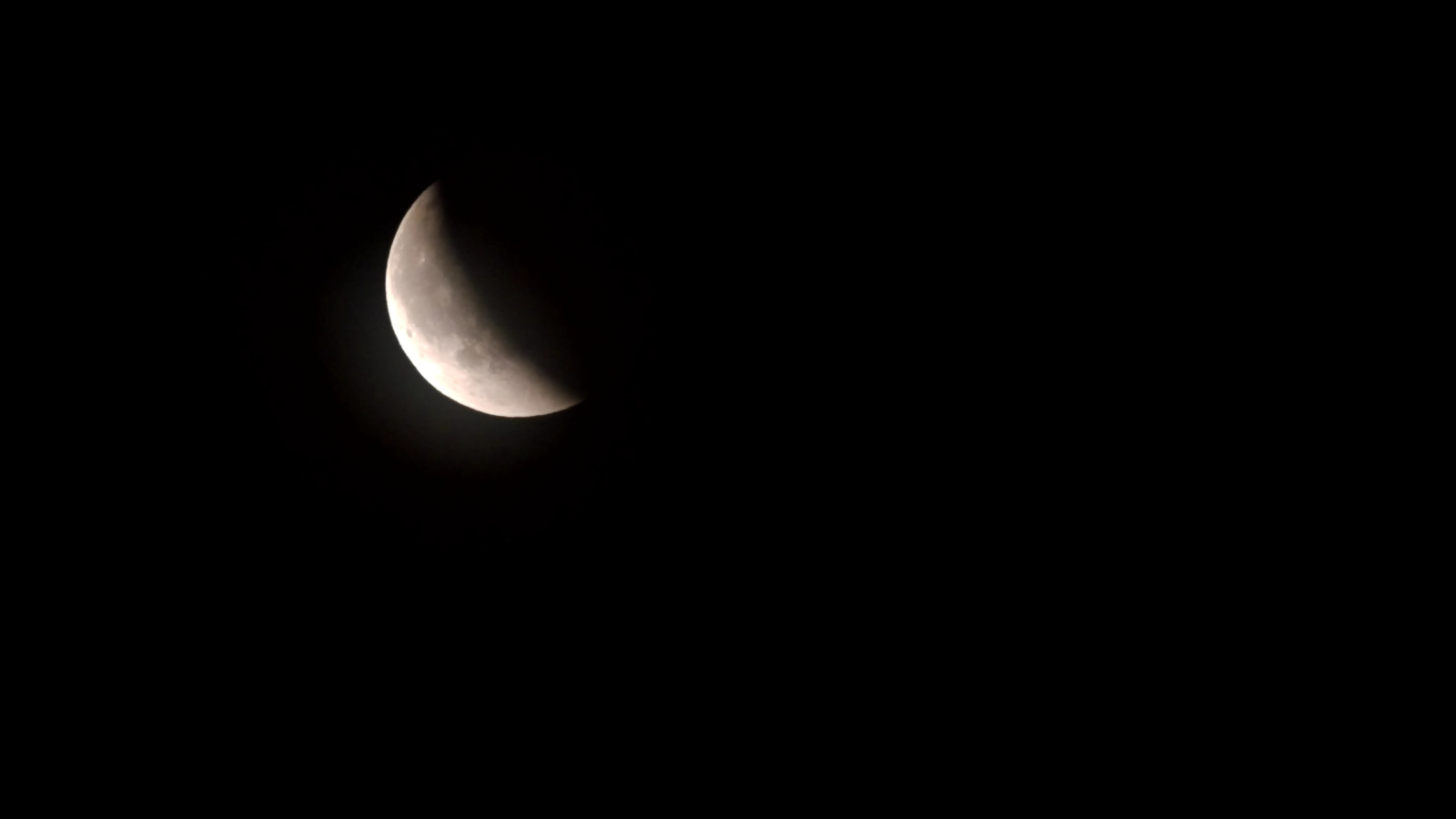 Teilweise verdunkelter Mond während einer Mondfinsternis.