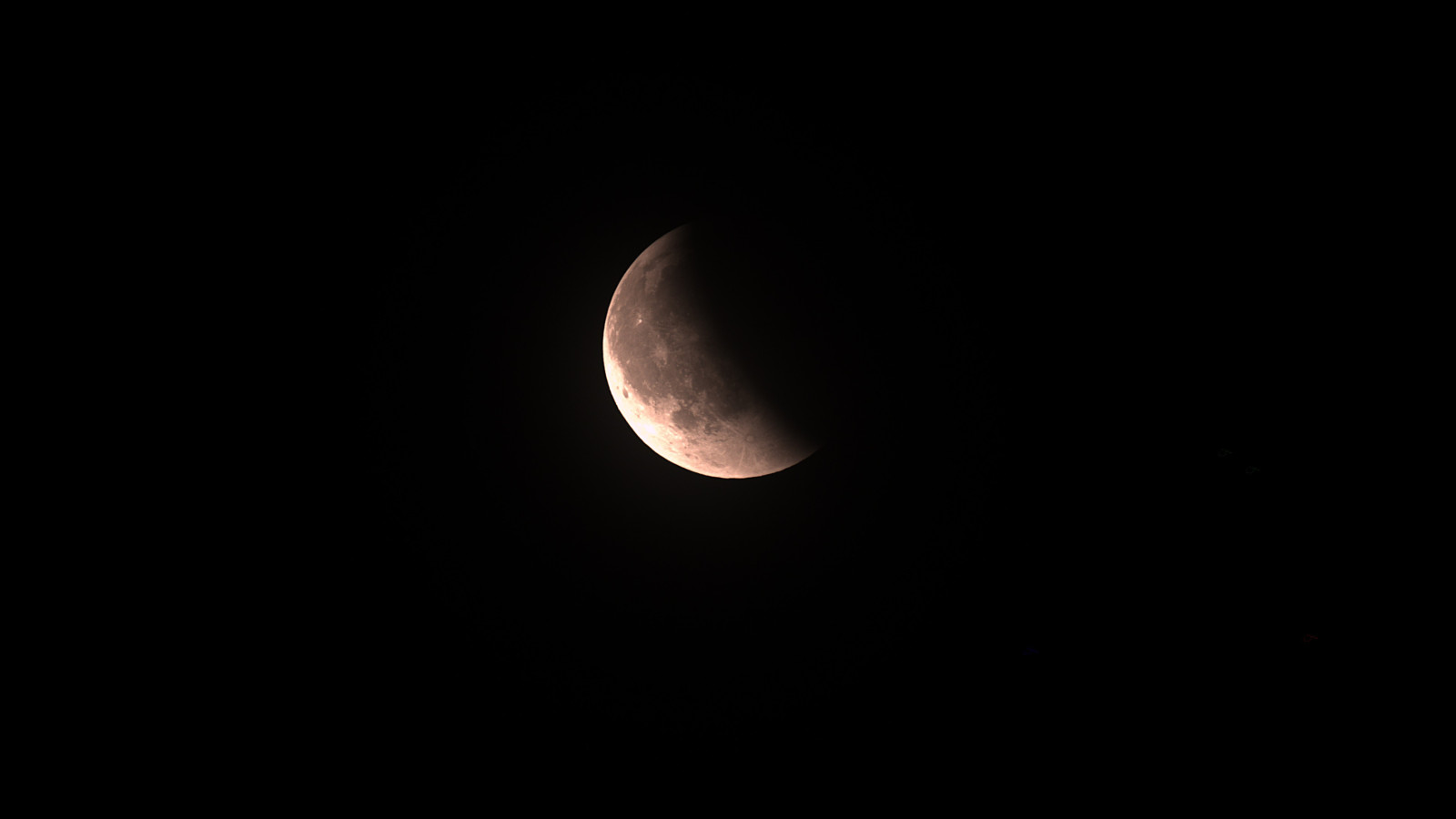 Teilweise Mondfinsternis mit einem Teil des Mondes im Schatten.