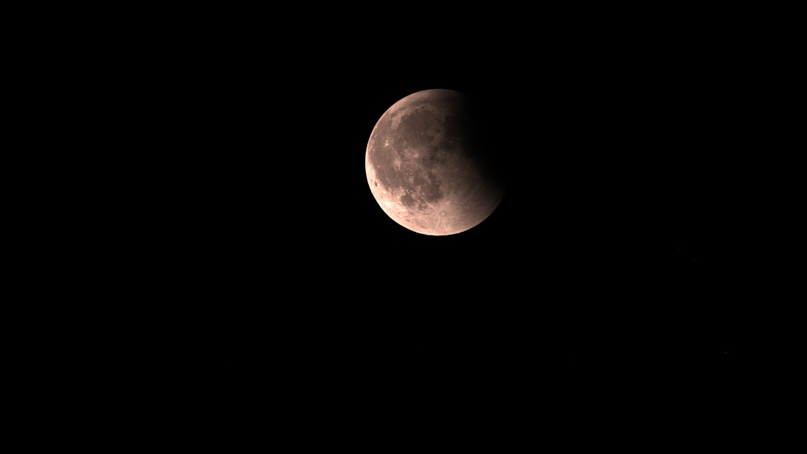 Partielle Mondfinsternis im dunklen Nachthimmel.