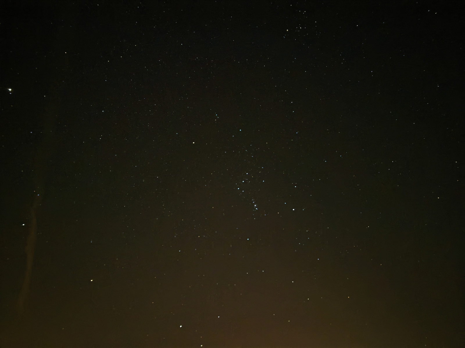 Sternenhimmel bei Nacht mit zahlreichen kleinen, leuchtenden Sternen.