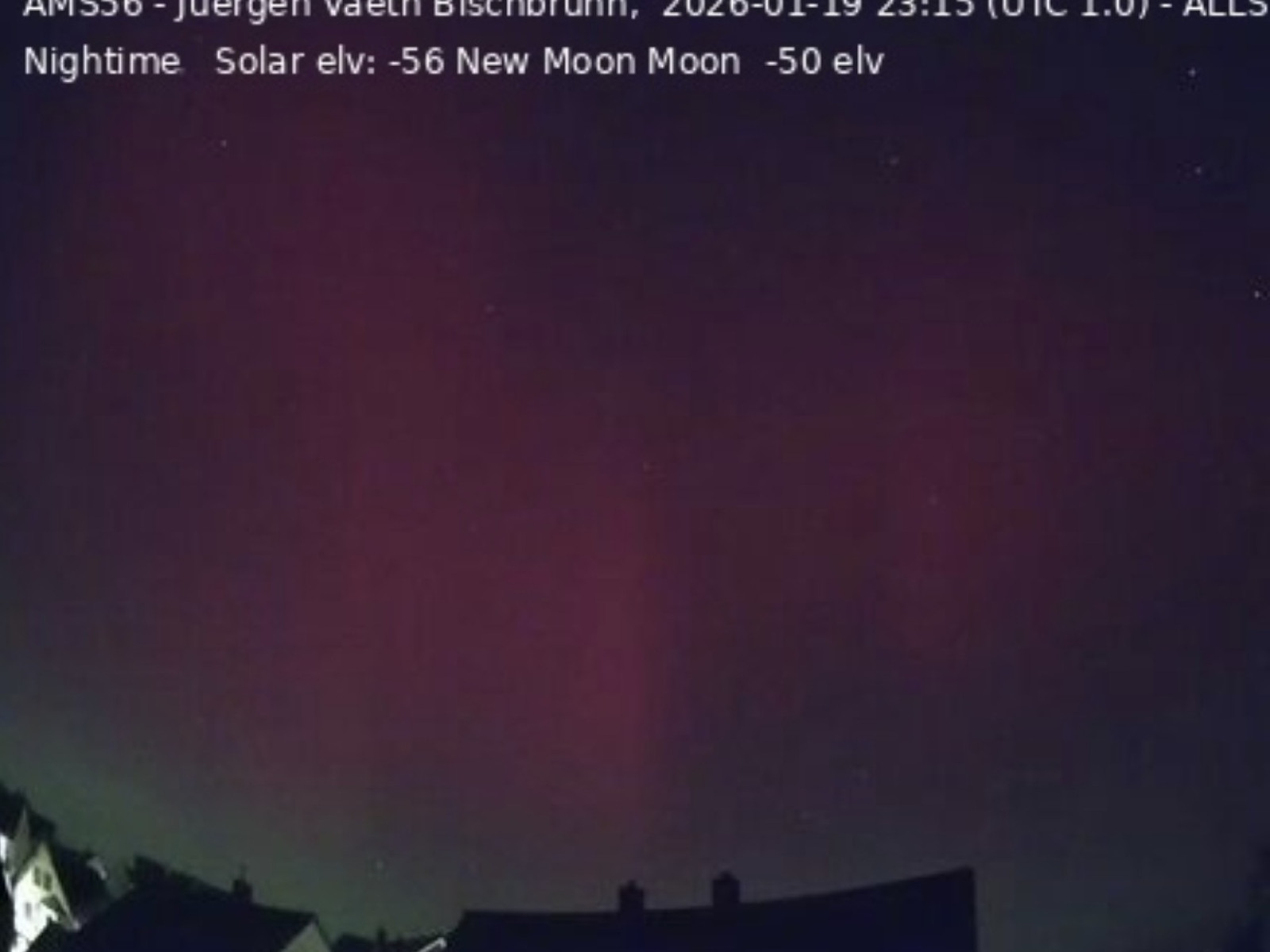 Rötlich gefärbter Nachthimmel über Häusern in Bischbrunn, 19. Januar 2026.