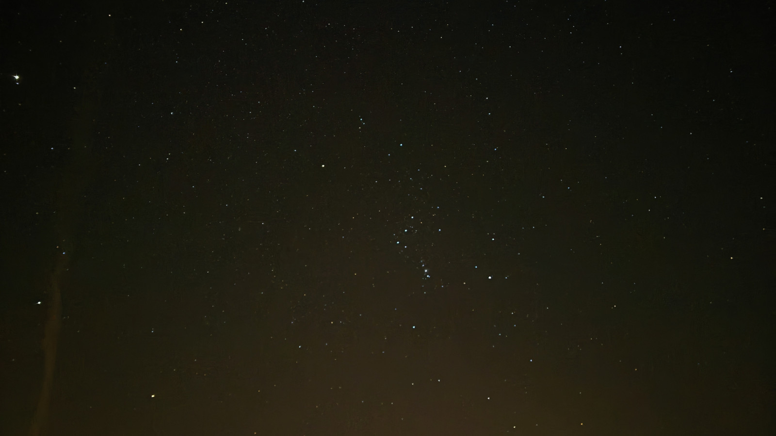 Ein dunkler Nachthimmel mit zahlreichen sichtbar leuchtenden Sternen, darunter das Sternbild Orion.